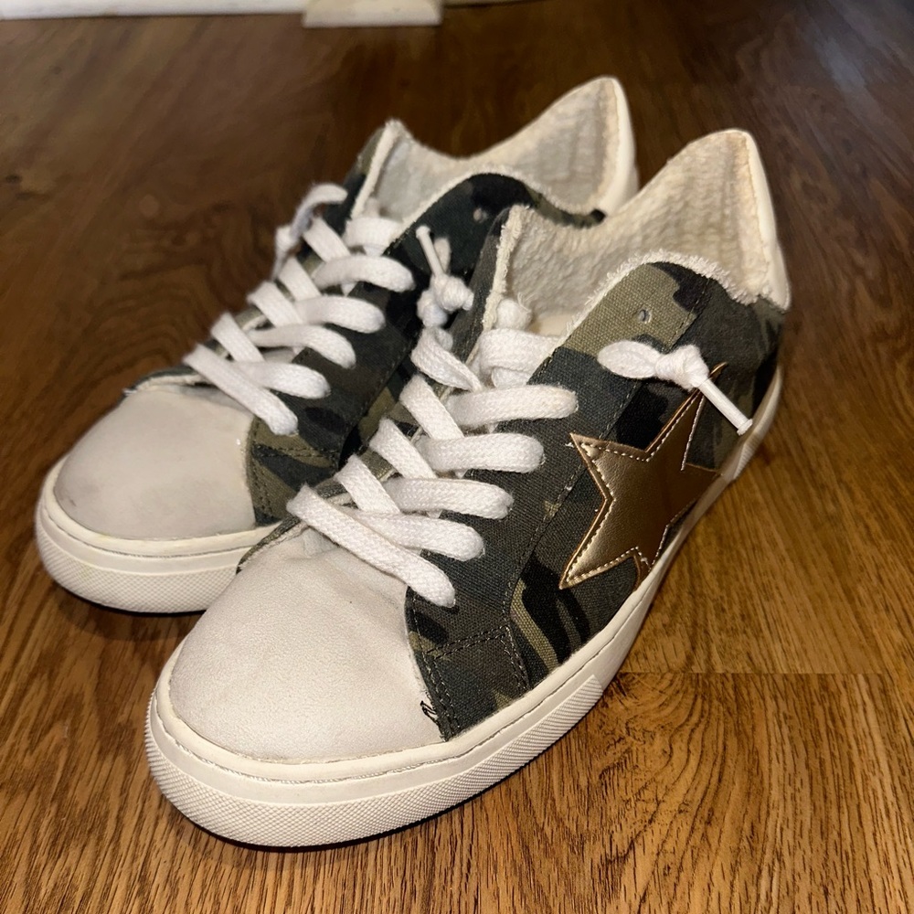 Steven by Steve Madden Star Snaekers Camo Size 9 y2k